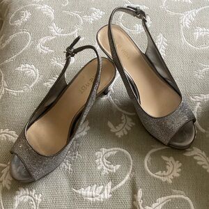 Nine West silver shimmer platform heels size 7M Excellent Condition